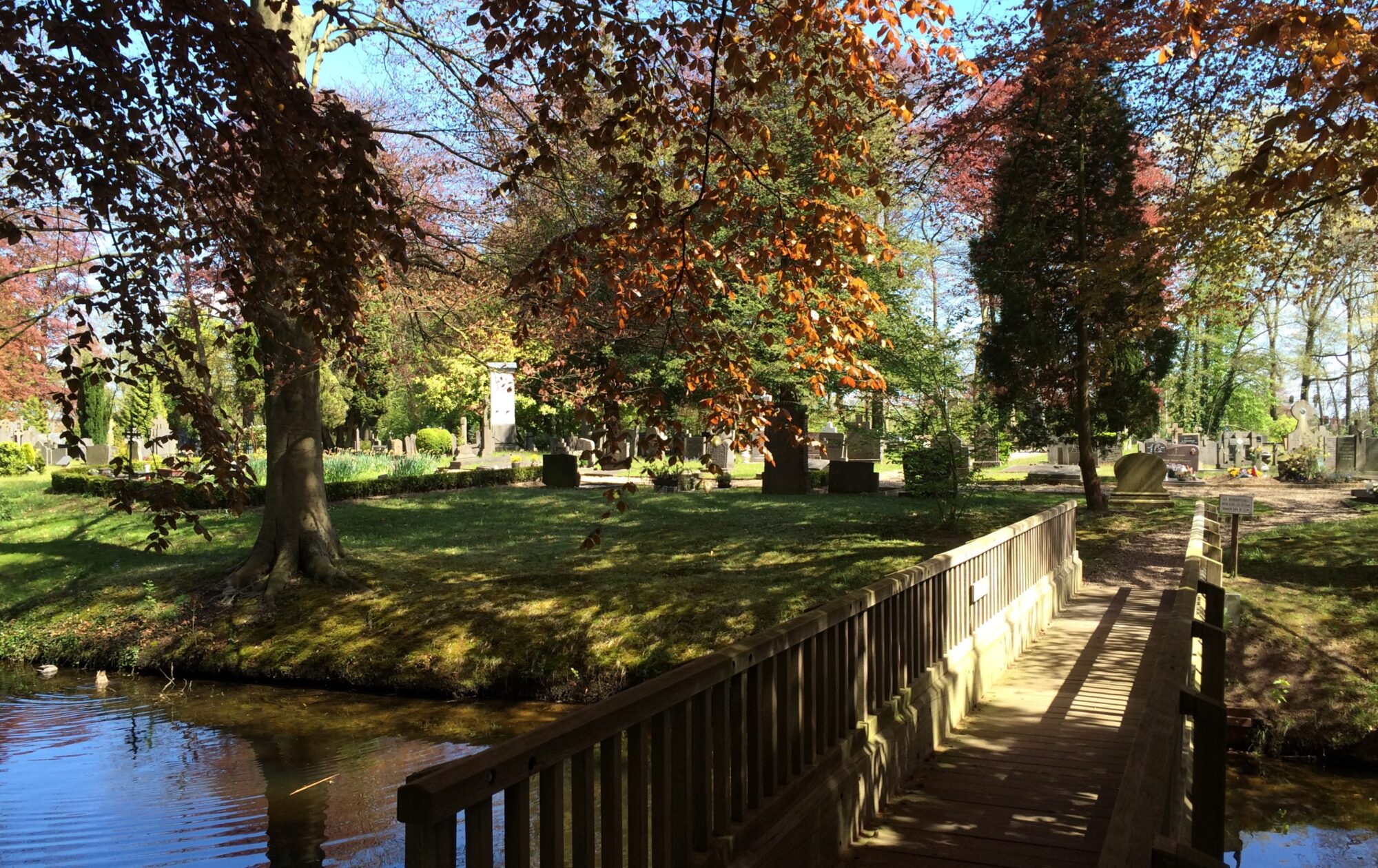 De brug tussen de begraafplaatsen