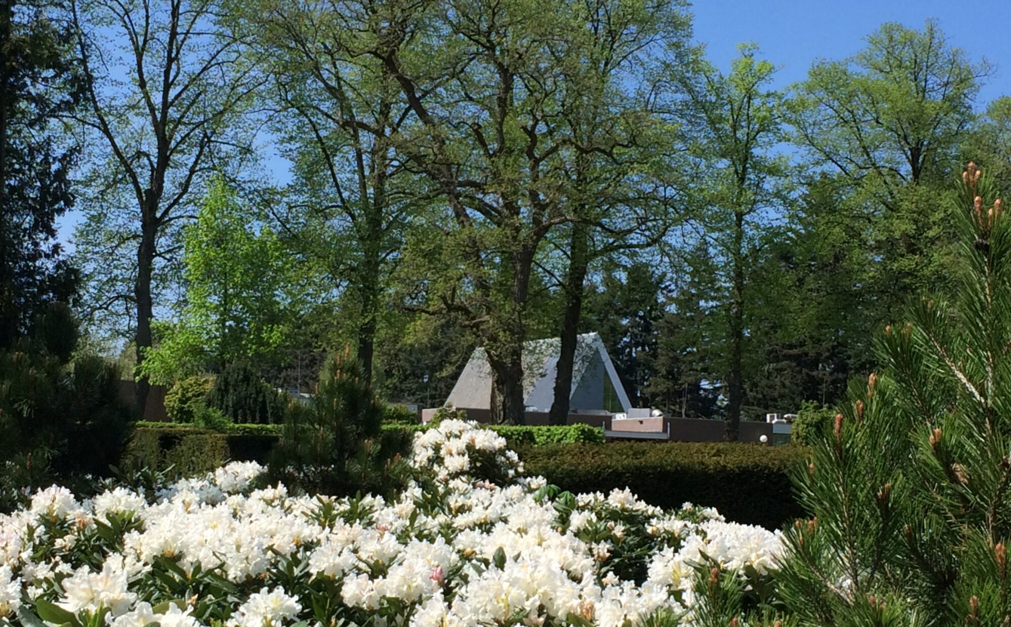 Het crematorium midden op de begraafplaats