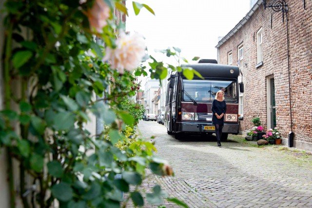 Marinka de Haan loopt voor de uitvaartbus uit
