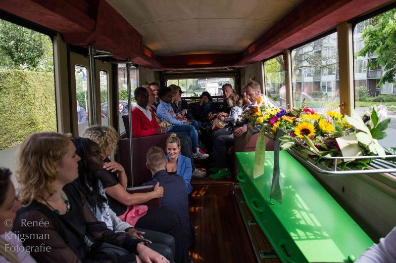 Met de uitvaartbus samen de overledene wegbrengen