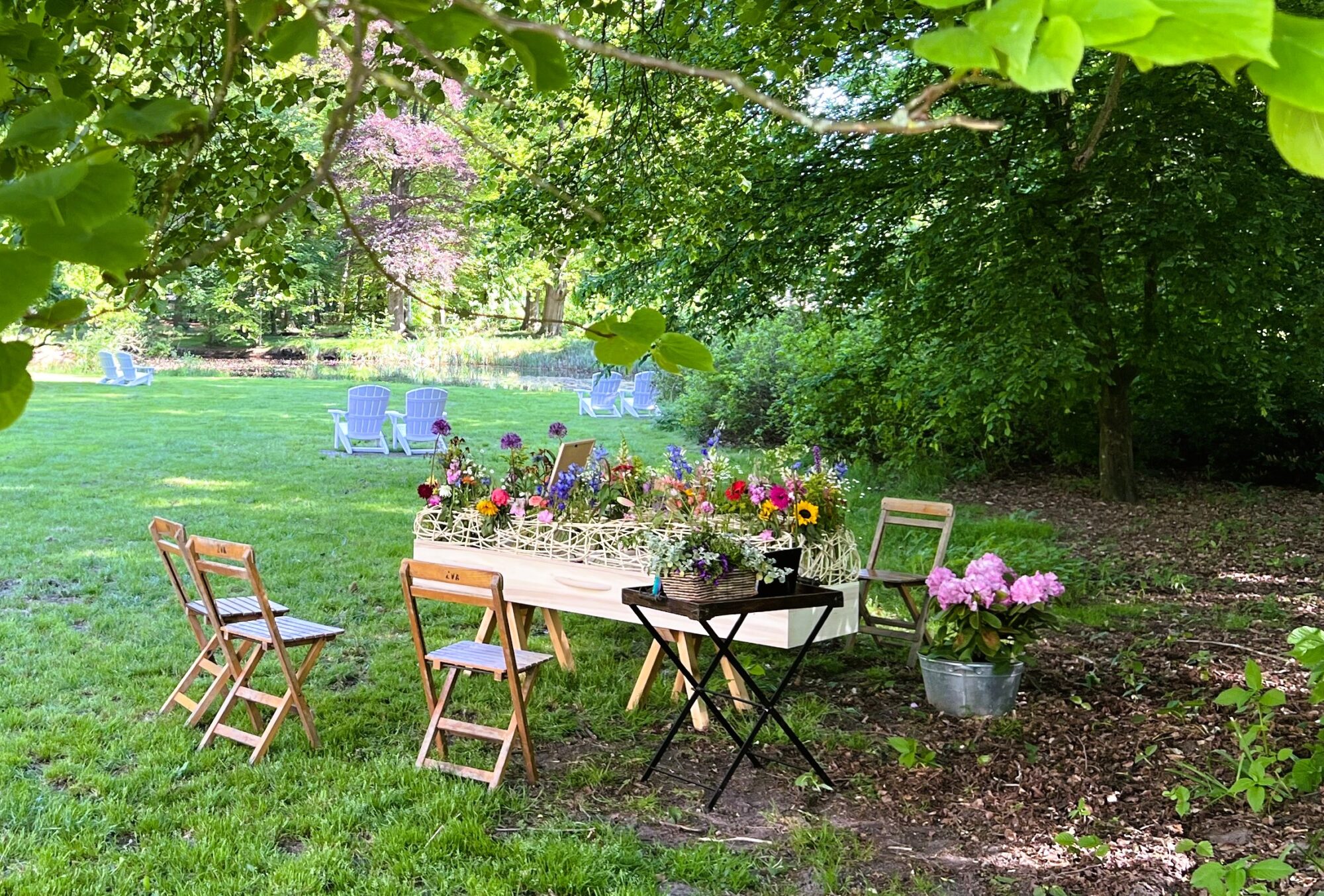 De uitvaartkist in de tuin van het landgoed
